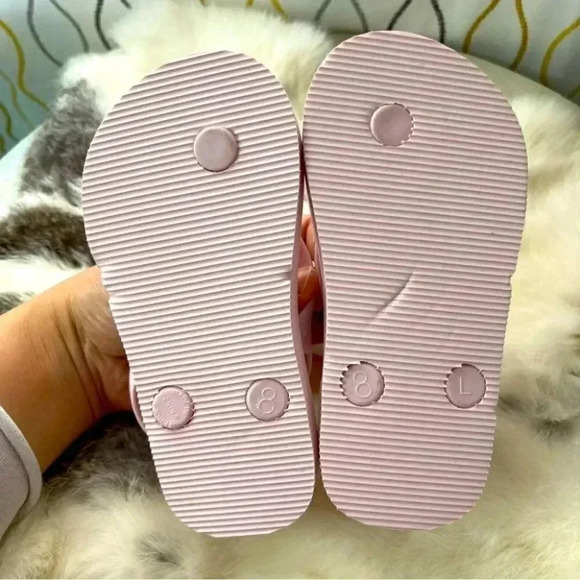 Old Navy flip flop  sandals strawberry - Picture 4 of 4